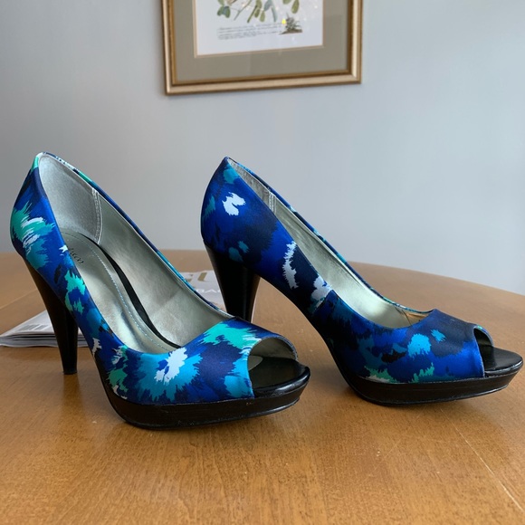 Style & Co. Shoes - LOVELY 💙💚 Style & Co. Blue/Green/White Abstract Satin High Heels/Pumps 6-6.5!